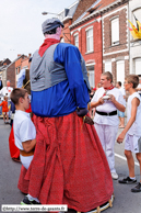 LESSINES (B) - Cayoteu 1900 - Grande Parade des Mini-Géants 2009 / Changement de porteur sous Eul Toine (un maçon) – BOUVIGNIES (ATH)