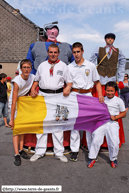 LESSINES (B) - Cayoteu 1900 - Grande Parade des Mini-Géants 2009 / L'équipe  de porteurs d'Eul Toine (un maçon)  et de - George (un fermier) – BOUVIGNIES (ATH)