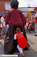 LESSINES (B) - Cayoteu 1900 - Grande Parade des Mini-Géants 2009 /  Changement de porteur (enfin porteuse) sous Maman Rose (cabaretière du café 