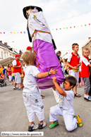 LESSINES (B) - Cayoteu 1900 - Grande Parade des Mini-Géants 2009 / Changement de porteurs sous Jean, l’habitant d’ATH (un échevin)