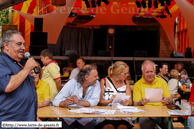 LESSINES (B) - Cayoteu 1900 - Grande Parade des Mini-Géants 2009 / Le jury, présidé par Fanny Geeraert (Le Courrier de l'Escaut) délibère