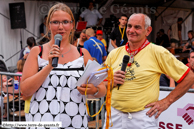 LESSINES (B) - Cayoteu 1900 - Grande Parade des Mini-Géants 2009 / Fanny Geeraerts (Courrier de l'Escaut) , présidente du jury annonce les résultats