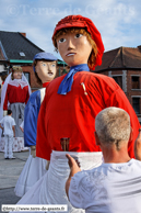 MAFFLE (ATH) (B) - Ducasse du Grand Chemin - Mariage de Zante et Rinette 2009 / Sur le parvis de l'église Saint-Waudru les Géants et leurs amis attendent la bénédiction 