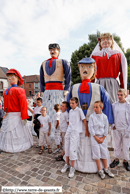 MAFFLE (ATH) (B) - Ducasse du Grand Chemin - Mariage de Zante et Rinette 2009 / Sur le parvis de l'église Saint-Waudru les Géants et leurs amis attendent la bénédiction 