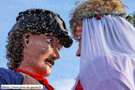 MAFFLE (ATH) (B) - Ducasse du Grand Chemin - Mariage de Zante et Rinette 2009 / Baiser de Zante et Rinette - MAFFLE (ATH) (B) sous une pluie de riz