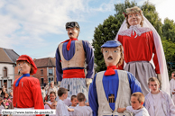 MAFFLE (ATH) (B) - Ducasse du Grand Chemin - Mariage de Zante et Rinette 2009 / Sur le parvis de l'église Saint-Waudru les Géants et leurs amis attendent la bénédiction 