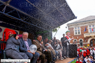 NIEPPE (59) - 1èrer fête de Cantinières 2009 / La tribune officielle stoïque sous la pluie de confetti