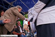 NIEPPE (59) - 1èrer fête de Cantinières 2009 / Michel Vandevoorde, maire de Nieppe, conjure le mauvais sort en trouchant le pompon de marin du Géant Atlas - BONSECOURS (BELOEIL) (B)