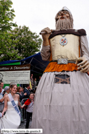 NIEPPE (59) - 1èrer fête de Cantinières 2009 / Miss Nieppe fait la farandole au pide d'Odin le viking - SAILLY-SUR-LA LYS (62)