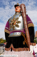 ATH (B) - Ducasse d'Ath 2010 - Cortège du dimanche (matin) / Les préparatifs : Monsieur Goliath - ATH (B)  sort de son hangar