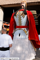 ATH (B) - Ducasse d'Ath 2010 - Cortège du dimanche (matin) / Les préparatifs : Ambiorix – ATH (B)  sort de son hangar