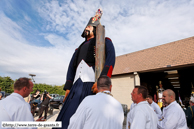 ATH (B) - Ducasse d'Ath 2010 - Cortège du dimanche (matin) / Les préparatifs : Samson – ATH (B)  sort de son hangar