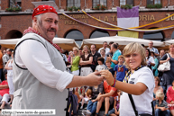 ATH (B) - Ducasse d'Ath 2010 - Cortège du dimanche (matin) / Le groupe du Canon du Mont-Sarah – ATH (B) - Un canonnier offre une amorce utilisée à un jeune athois