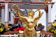 ATH (B) - Ducasse d'Ath 2010 - Cortège du dimanche (matin) / Le char d'Albert et Isabelle – ATH (B)