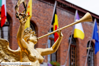 ATH (B) - Ducasse d'Ath 2010 - Cortège du dimanche (matin) / Le char d'Albert et Isabelle – ATH (B)