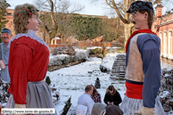 ATH (B) - Maison des Géants - Présentation du Calendrier des Géants 2010 / Rinette et Zante - MAFFLE (ATH) (B) montent la garde sur un paysage d'hiver