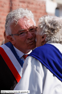 EVIN-MALMAISON (62) - Baptême d'Odette M'Lampiste 2010 / Jacques Mistura, 1er adjoint au maire d'Evin-Malmaison donne l'accolade à Andrée Ost, la marraine d'Odette