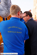 MERVILLE (59) - Les 10 ans du Caou - Le cortège 2010 / Jacques Parent, maire de Merville s'essaye au portage du Caou