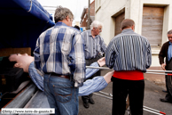 OXELAERE (59) - Ducasse et baptême de Fidèle 2010 / Le montage de Jan'ch, le fromager de Bergues - ARMBOUTS-CAPPEL (59)