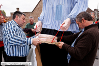 OXELAERE (59) - Ducasse et baptême de Fidèle 2010 / le montage de Jan'ch, le fromager de Bergues - ARMBOUTS-CAPPEL (59)