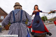 OXELAERE (59) - Ducasse et baptême de Fidèle 2010 / La danse de Fiacre le jardinier - OXELAERE (59) et de la Belle Hélène - STEENVOORDE (59)