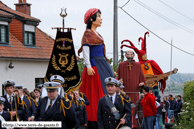 OXELAERE (59) - Ducasse et baptême de Fidèle 2010 / Le cortége des Géants