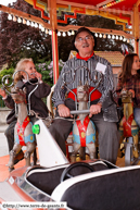 OXELAERE (59) - Ducasse et baptême de Fidèle 2010 / Il n'y a pas d'age pour aimer les chevaux de bois (Jean Bonduelle) !