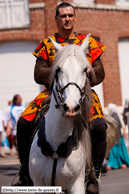 SECLIN (59) - Fête des Harengs 2010 - Le cortège historique / Les chevaliers avec la compagnie les Hommes en arme