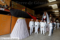 ATH (B) - Ducasse d'Ath 2011 - Cortège du dimanche (matin) / Les préparatifs du cortèege : Les Géants sont prêts et les porteurs aussi, la Fête peut commencer !