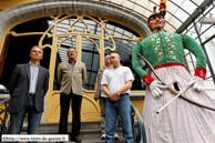 ATH (B) - Ducasse 2011 - Sortie de Tirant avec le Touyout Band 2011 / de gauche à droite, Jean-Pierre Denis (bourgmestre de la ville d'Ath), Christian Cannuyer (historien), Michel Elius et son fils Laurent (respectivement ancien et nouveau chef porteur de Tirant l'Ancien)