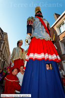 CASSEL (59) - Carnaval du Lundi de Pâques 2011 / Reuze-Papa et Reuze-Maman dansent dans les rues de Cassel
