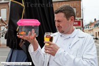 HAZEBROUCK (59) - Cortège historique de la Mi-Carême 2011 / Boire sa bière ou gober le poisson rouge, il faut choisir !