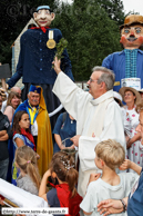  - Fête des Chapons 2011 / La bénédiction religieuse de Pierre de Lommelaid par l'abbé Gruson