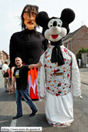 NIEPPE (F) - 2ème Fête des Cantinières - Le Cortège 2011 / Mickey – PROUVY (F) et Morticia – PROUVY (F)