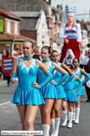 NIEPPE (F) - 2ème Fête des Cantinières - Le Cortège 2011 / La troupe de Dame Martin et ses Majorettes – DAMMARTIN-EN-GOELE (F)