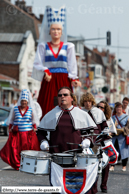 NIEPPE (F) - 2ème Fête des Cantinières - Le Cortège 2011 / La troupe de Dame Martin et ses Majorettes – DAMMARTIN-EN-GOELE (F)