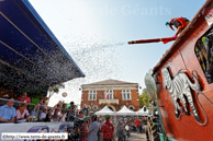 NIEPPE (F) - 2ème Fête des Cantinières - Le Cortège 2011 / Même la tribune d'Honneur à droit à son lot de confettis par le char de l’Association BAILLEULAND – BAILLEUL (F)