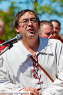 SAINT-SYLVESTRE-CAPPEL (F) - Présentation d'Eglantine 2011 / Laurent Buyssechaert, le président du comité des fêtes et animateur des Ménestriers des Flandres