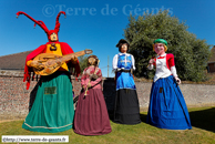 SAINT-SYLVESTRE-CAPPEL (F) - Présentation d'Eglantine 2011 / Sylvestre le ménestrel et Eglantine - SAINT-SYLVESTRE-CAPPEL (F), Thomas le Mousquetaire - ZUYTPEENE (F) et Miss Cantine - NIEPPE (F)