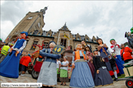 BAILLEUL (F) - 1ère Ronde de Géants des rues des Foulons et du Kortenker 2012 / Panorama des Géants sur la Grand'Place de Bailleul