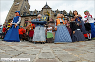 BAILLEUL (F) - 1ère Ronde de Géants des rues des Foulons et du Kortenker 2012 / Panorama des Géants sur la Grand'Place de Bailleul