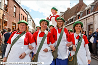 STEENVOORDE (F) - 5ème Ronde Européenne de Géants portés 2012 / Miss Cantine - Les Amis de Miss Cantine - NIEPPE (F)