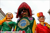 STEENVOORDE (F) - 5ème Ronde Européenne de Géants portés 2012 / Carmen Miranda, Chacrinha et Cablo de Lanca - Embaixada dos Bonecos Gigantes – RECIFE (Brésil)
