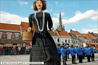 STEENVOORDE (F) - 5ème Ronde Européenne de Géants portés 2012 / Aline - Association Reuzelied  - HONDEGHEM (F)