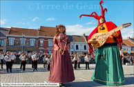 STEENVOORDE (F) - 5ème Ronde Européenne de Géants portés 2012 / Sylvestre le Ménestrel et Eglantine – SAINT-SYLVESTRE-CAPPEL (F)