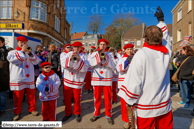 Cassel (F) - Carnaval du Lundi de Pâques 2013 / Un! Deux! Et le Cassel Harmony - CASSEL (F) lance le cortège en interprétant le Reuzelied 