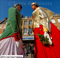 Cassel (F) - Carnaval du Lundi de Pâques 2013 / Tirant l'ancien - ATH (B) et Reuze-Maman - CASSEL (F)