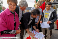 FOREST-SUR-MARQUE (F) - Baptême d'Ugène Taté 2013 / La signature de l'Acte de Baptême d'Ugène Taté