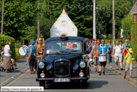 MOUCHIN (F) - 10ème anniversaire d'Hippolythe-Hyacinthe 2013 / Taxi anglais avec la marraine et le parrain du géant