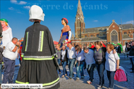 Nieppe (F) - 3ème Fête des Cantinières et mariage civil de Miss Cantines et de Pimpon 2013 / Farandole autour de Pim Pon Junior - LESSINES (B)